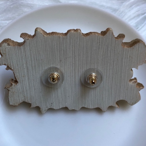 Beige/cream floral stud earrings with vintage style display - Picture 3 of 7